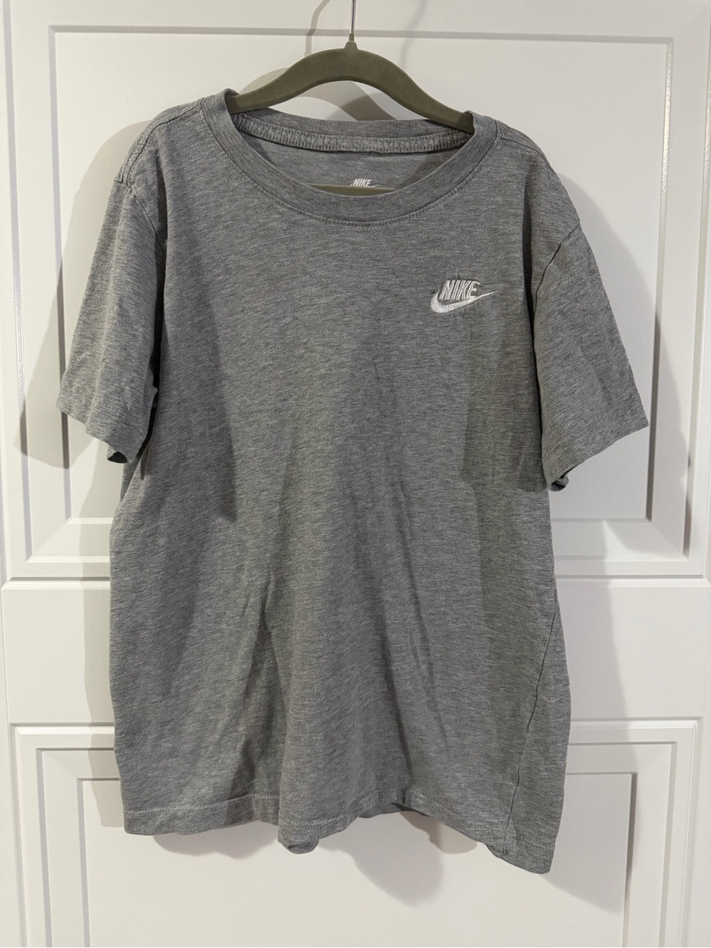 Nike Short Sleeve Crew Neck T-Shirt in Heather Gray with White Logo Boys YL